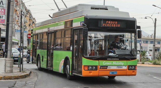 Probefahrten vom 9144 in neuer Lackierung mit Hinweis auf Green Mobility. Foto: Il Mattino on Twitter