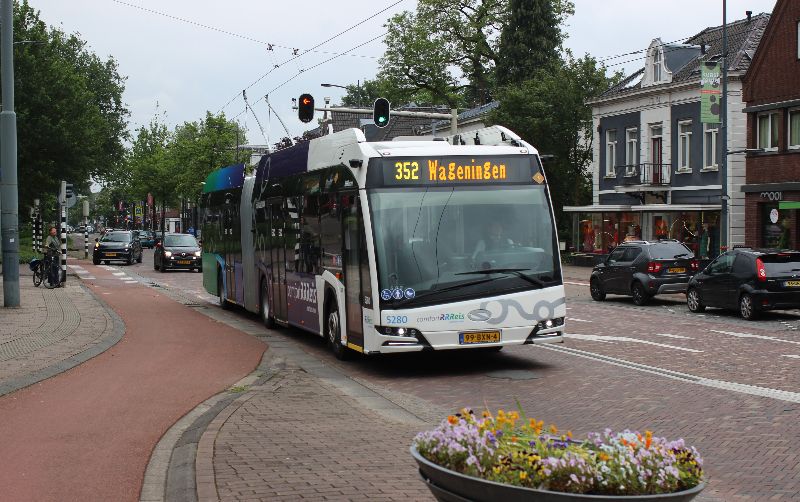 Solaris Trollino Metrostyle Nr. 5280 fährt auf dem Weg nach Wageningen die Haltestelle Oosterbeek, Gemeentehuis an. Foto: J. Lehmann,