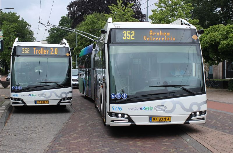 An der Haltestelle Oosterbeek, Gemeentehuis wird der Trolleybus 5283 mit den Festgästen vom Planwagen 5276 überholt. Foto: J.Lehmann