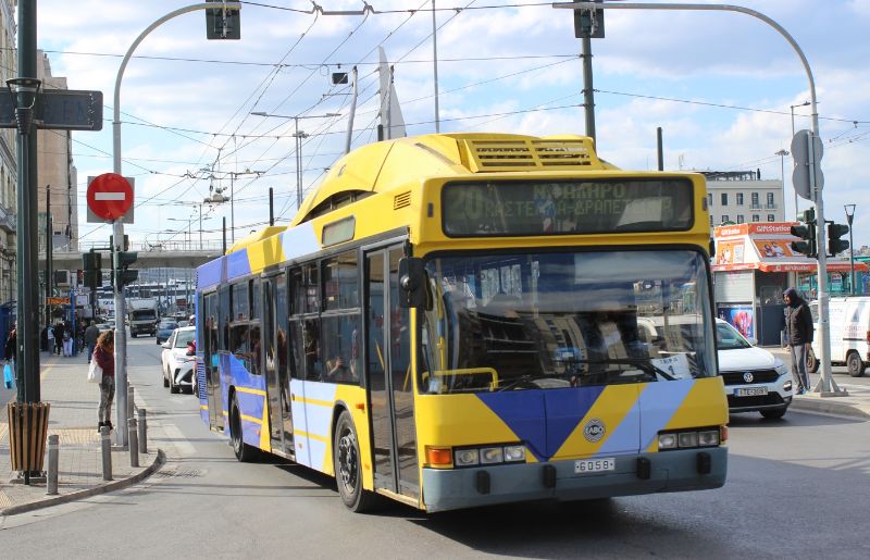 Die Trolleybuslinie 20 war die älteste Linie, die seit knapp 80 Jahren in Piräus verkehrte, hier mit dem Neoplan 6058, der am 4.2.2000 in Dienst gestellt wurde. Foto: J.Lehmann, 2.3.2025
