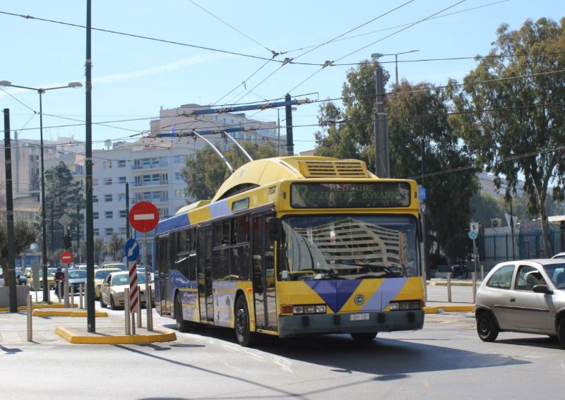 Neoplan-Trolleybus 6110 passiert die Kreuzung mit der Strassenbahn-Oberleitung, diese sollten die Straßenbahnen stromlos passieren, aber hier wurden Schwierigkeiten befürchtet und in der Betriebsruhe von 0 bis 4 Uhr am 27.02.2020 wurden neue Kreuzungen eingebaut, die nun von den Trolleybussen stromlos passiert werden müssen, die hier notfalls ihren Hilfsantrieb nutzen können. Foto: J. Lehmann