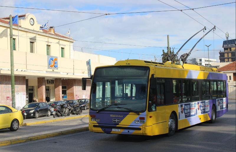 VanHool 7022 vor dem Bahnhof Athen-Larisa als Linie 1, diese Linie befuhr wegen dem Bau der am 28. Januar 2000 eröffneten Metrolinie 2 über Nebenstraßen, in denen die Fahrleitung nun teilweise demontiert wurde. Foto: J. Lehmann, 2.3.2025