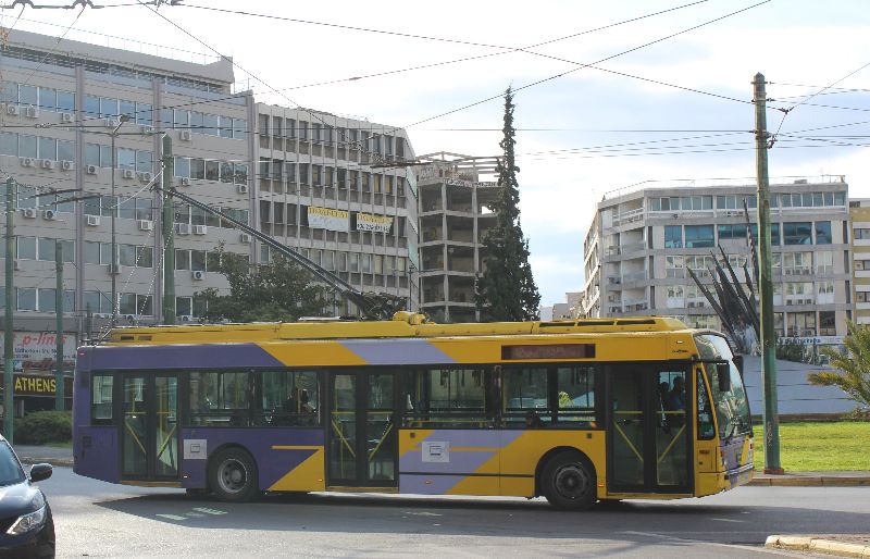 VanHool 7044 als Linie 12 passiert den Karaiskaki-Platz, die Fahrleitungsverbindung zur Linie 6 über die Marni- und Karolou-Straße wurde Ende 2024 abgebaut, nun sollen hier auch die Masten entfernt werden. Foto: J. Lehmann, 2.3.2025