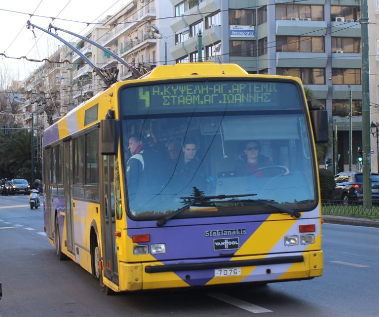 Durch die stetige Dehnung der Taktzeiten sind die Trolleybusse häufig überfüllt, wie hier der VanHool 7076 auf der Linie 11 in der Frühspitze. Foto: J. Lehmann