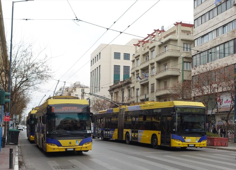 Nach jüngsten Äußerungen sollen auf der zentralen Achse Patision die Oberleitung für den Betrieb von IMC-Bussen bestehen bleiben, hier verkehren unter anderem die Linien 5 (Wg.8014), 11 (Wg. 8050) und 14 (Wg.9048), die jüngste 2004 beschaffte Serie an Gelenkwagen soll somit durch Neufahrzeuge mit Batteriepack ersetzt werden. Foto: J. Lehmann, 2.03.2025