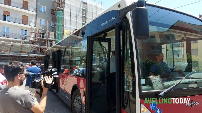 Aus der nachstehend verlinkten Seite stammt das Foto von einem der 11 VanHool-Trolleybusse, die nunmehr über 10 Jahre auf ihre Inbetriebnahme warten. Foto: https://www.avellinotoday.it/, siehe: