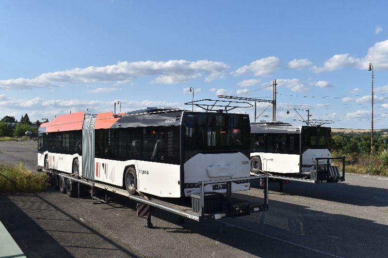 Anlieferung der ersten beiden Solaris Trollino bei der Firma Skoda, die Wagen sind schon für den Verkehrsverbund Skyss und der Keolis beschriftet und tragen auch bereits Betriebsnummern (3003 und 3001). Foto: Zdenek Kresa