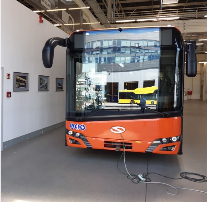 In der Woche zuvor fand eine Vorabnahme (FAT factory acceptance test) der ersten Wagen im Werk der Firma Solaris per Videokonferenz statt, bei der diese Aufnahme entstand. Quelle: Thomas Potter
