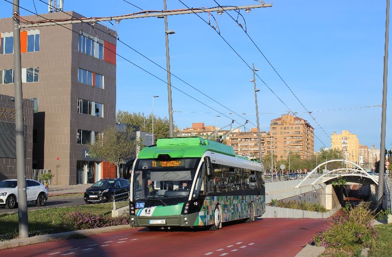 Tram 10 befährt das aufwändige Tunnelbauwerk unter dem Kreisverkehr mit der Rda. Circunvalación. Foto: J. Lehmann, 3.4.2024