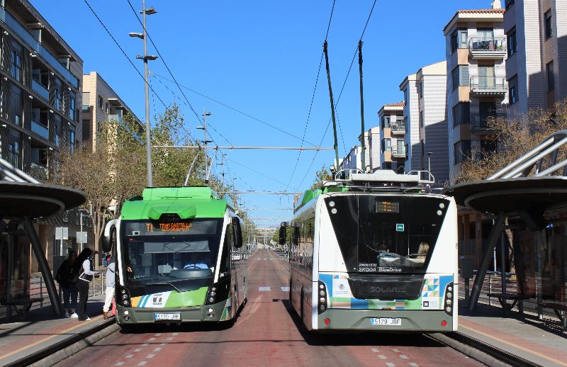Am Dienstag, Mittwoch und Donnerstag kamen die drei Trolleybusse auf drei Kursen hintereinander zum Einsatz, hier begegnen sich die Wagen 7 und 8 auf der Passeig de la Universitat. Foto: J. Lehmann, 2.4.2024