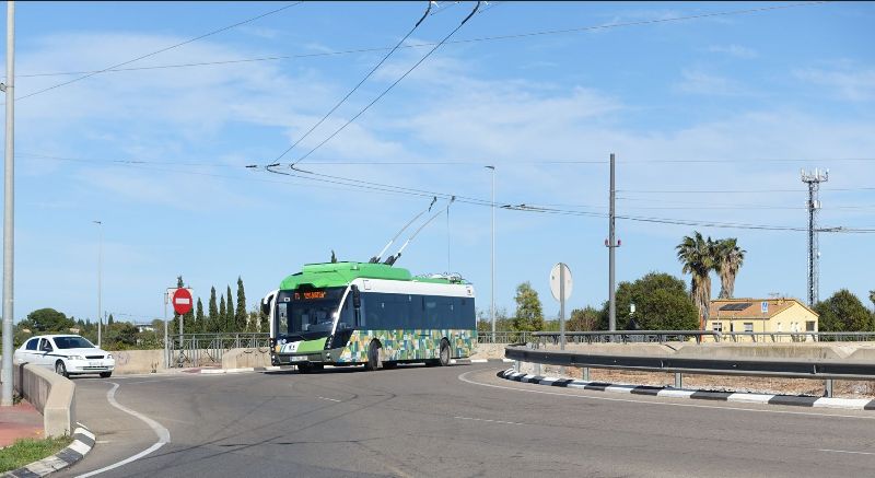 Im Kreisverkehr zur Autobahn verlässt die Tram ihre eigene Fahrspur und befährt aufgrund der höher verlegten Fahrleitung langsam den Kreisverkehr. Foto: J. Lehmann, 3.4.2024