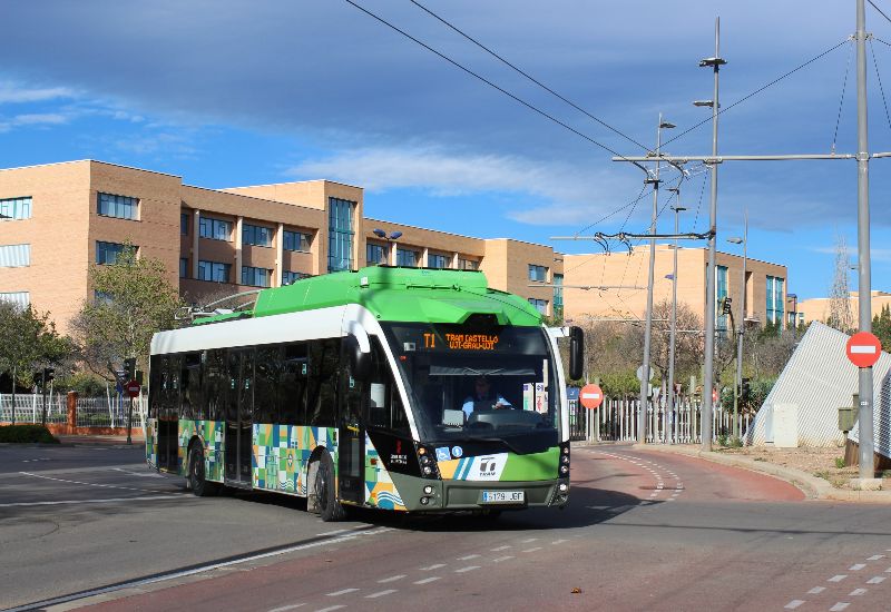 An Sonn- und Feiertagen ist das Universitätsgelände abgeschlossen und die Trolleybusse wenden mittels Batterie im Kreisverkehr vor der UJI und starten an der Haltestelle Raval Universitari, hier wendet Wagen 7 am Kreisverkehr vor dem Gelände der UJI. Foto: J. Lehmann, 1.4.2024