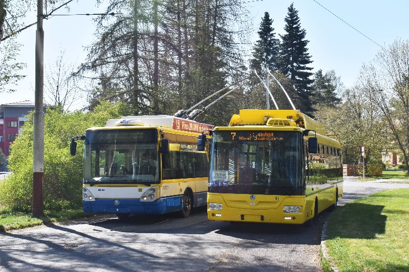 Neuwagen 61 neben Altwagen 55 am ersten Betriebstag. Foto: Zdeněk Kresa