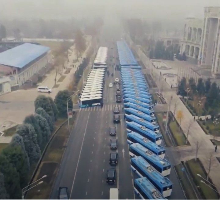 Aufstellung der 69 neuen Trolleybusse und der 36 Autobusse am 11.12.2020 auf der Ismoili-Somoni-Allee. Quelle: https://www.youtube.com/watch?v=PMWLpW_-SYU