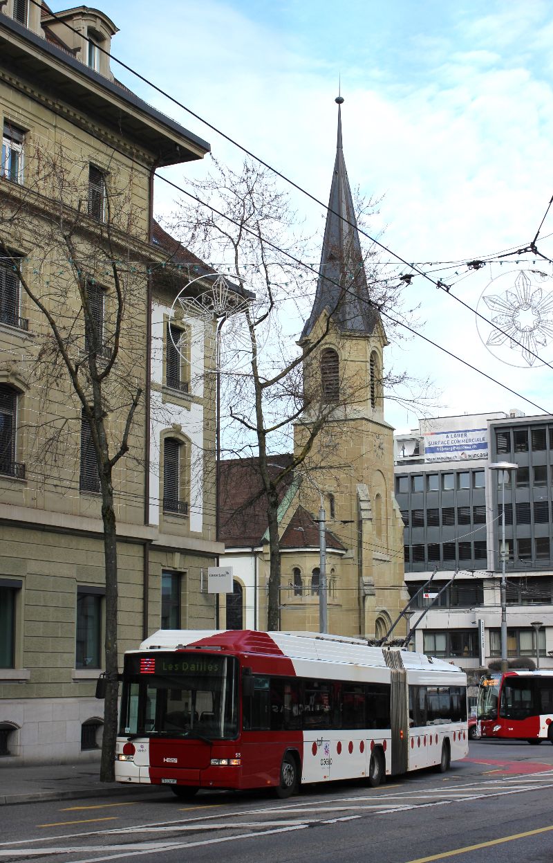 Neben dem MAN/Hess/Kiepe 515, hier vor der 1875 erbauten und später mehrmals renovierten Kirche der reformierten Kirchgemeinde, befand sich noch Wagen 516 auf der Linie 2 im Einsatz, die Wagen 518 und 519 waren am 14.12.20 auf der Linie 3 zu finden. Foto: J. Lehmann