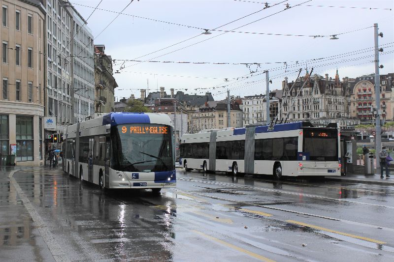 Die im April 2021 ausgelieferten LighTram®25DC Nr.710 und 712 begegnen sich am 11.5.21 im Einsatz auf der Linie 9. Foto: J.Lehmann, 11.05.2021