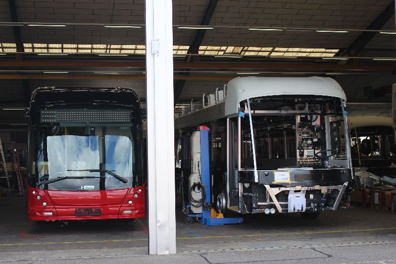 Blick auf die Hallen der Firma Hess, das erste LighTram des Lieferloses 2021 neben dem 28. LighTram für Lyon im Rohbau. Foto: J. Lehmann