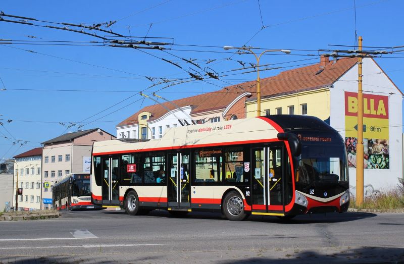 Hinter dem Trolleybus SOR/Skoda 32Tr Nr.92 folgt der Autobus 231 im Einsatz auf der Linie 3, Ende 2022 soll diese Durchmesserlinie ebenfalls von Trolleybussen befahren werden. Foto: J. Lehmann, 20.9.2020