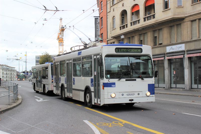 Mit den 13 Neufahrzeugen, die bis Mitte des Jahres erwartet werden, hier der NAW/Hess-Trolleybus 785 mit dem Anhänger 920 am 4.11.20, das Gespann wurde im Dezember 2020 ausgemustert. Foto: J. Lehmann