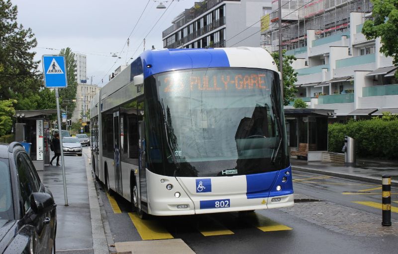 LighTram®19DC Nr.802 am 11.5.21 im Einsatz auf der Linie 25, die wegen Straßenbauarbeiten in Pully fahrleitungslos eine andere Wendeschleife befahren muss. Foto: J. Lehmann
