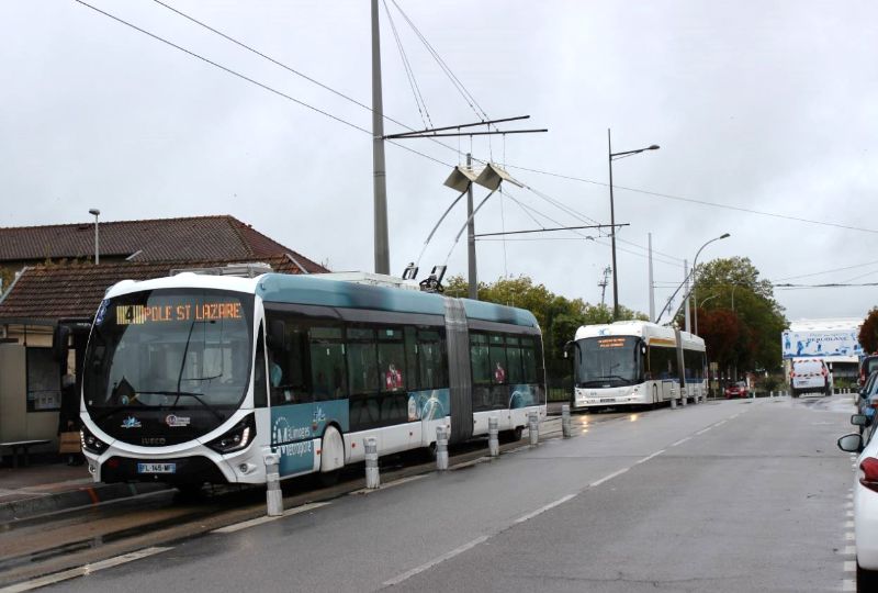 Mit der Inbetriebnahme der drei neuen Gelenkwagen werden auf der Linie 4 morgens 7 Kurse eingesetzt, der 7. Kurs, hier Wagen 901 hinter dem Iveco 912 rückt um 9:20 Uhr von der Endhaltestelle Montjovis ein. Foto: J. Lehmann