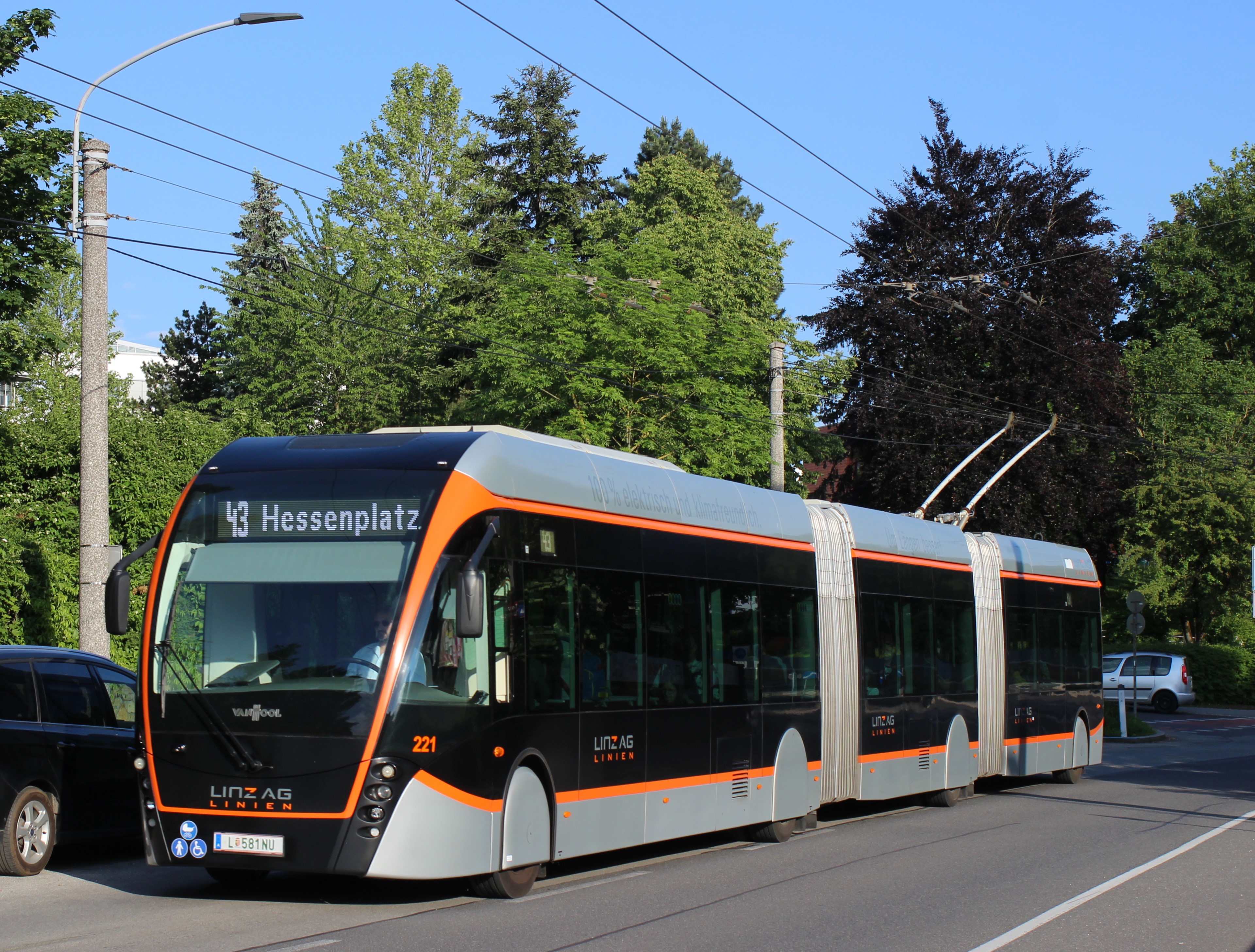 Nach der Insolvenz der Firma VanHool sucht die LINZ LINIEN GmbH für die Einführung der neuen Linie 48 einen neuen Hersteller für DGTbusse, hier der erste 2017 produzierte ExquiCity 221 am 13.5.2024 auf der Linie 41 im Einsatz. Foto: J.Lehmann