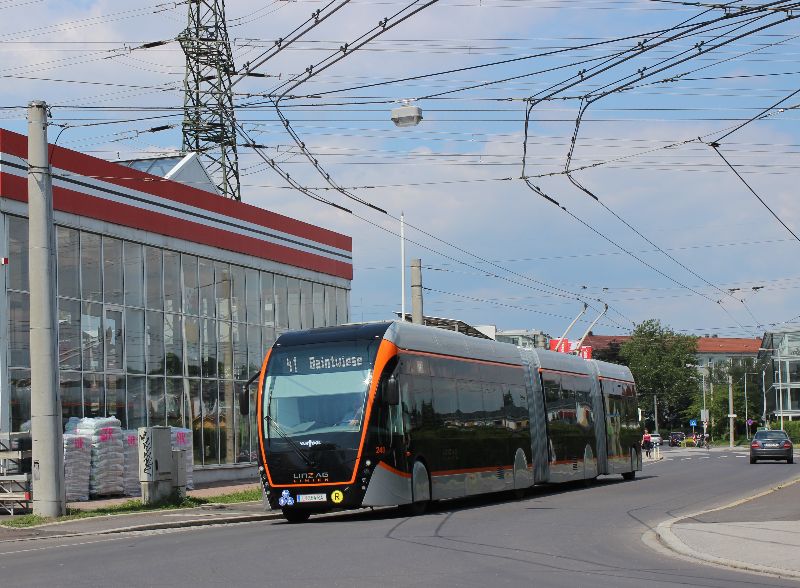 Eine Verlängerung der Linie 41 um 1,5 km zum Bahnhof Wegscheid ist mit der Nahverkehrsinitiative beschlossen worden, durch die Verkürzung der Wendezeit und Aufgabe der bisherigen Endschleife und der 250 m langen Stichstrecke Mayrhoferstraße kann diese Verlängerung ohne einen Mehrbedarf an Fahrzeugen realisiert werden, hier biegt DGT 240 am 24.5.19 in die Mayrhoferstraße ein. Foto: J. Lehmann
