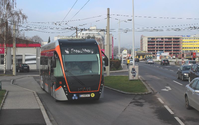 Die Endhaltestelle Hafen wird um rund 100 m verlegt und wird um den Neubau des Hafenportals wenden, hier Wagen 222 in der derzeitigen Wendeschleife. Foto: J. Lehmann