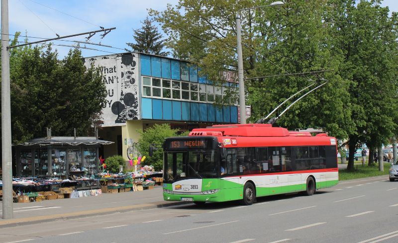Die Neufahrzeuge sollen die 20 Solaris Trollino mit Dieselaggregat vom Baujahr 2013 ersetzen, hier Wagen 3893 als Linie 153. Foto: J.Lehmann, 16.05.2023