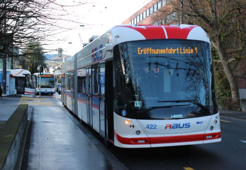 An der bisherigen Endhaltestelle Maihof ist die neue Fahrleitung noch nicht verbunden, so dass der Eröffnungswagen einige Meter im Batteriemodus überwinden musste, die Fahrleitung wird in der Nacht von Samstag auf Sonntag umgebaut und angebunden. Foto: J. Lehmann, 9.12.19