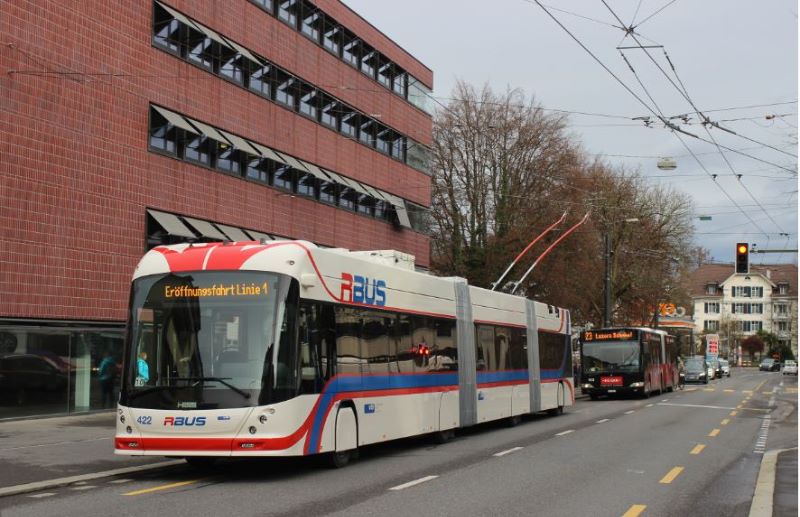 Auch bei der Rückfahrt mußten die Stangen manuell nach kurzer Batteriefahrt angelegt werden. Foto: J. Lehmann, 9.12.19