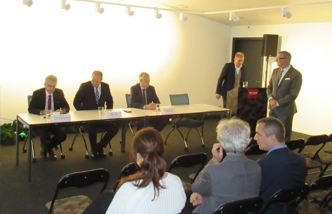 Dr. Norbert Schmassmann, Fabian Peter, Hans Peter Bienz, Sämi Deubelbeiss und Peter Triner hielten die Ansprachen zur Eröffnung. Foto: J. Lehmann, 9.12.19