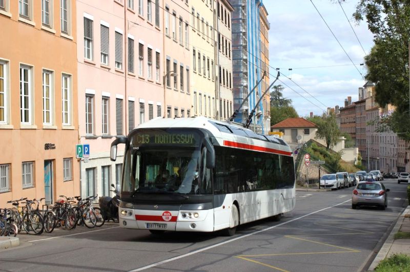 Unter neuer Fahrleitung auf der Cours Général Giraud fährt der Cristalis ETB12 Nr.1845 als Linie C13 in Richtung Croix-Rousse, ab 2021 sollen auf dieser Linie die HESS lighTram® 19 DC zum Einsatz kommen. Foto: J. Lehmann