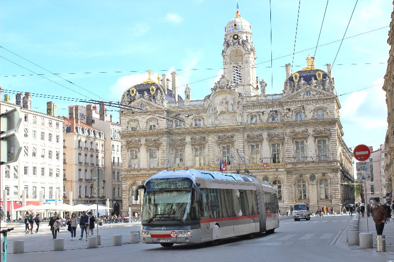 Im Dezember 2019 wurde der Place des Terreaux nach umfangreicher Sanierung wieder freigegeben, auf dem Platz wurde die Anzahl der Springbrunnen reduziert, hier passiert der Cristalis ETB18 Nr.1925 am 29.9.2020 den Platz. Foto: J. Lehmann