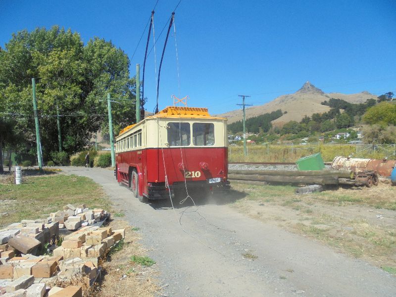 Ferrymead: Ex-Christchurch Dreiachser 210 auf Testfahrt im März 2010. Foto: Alan Roi