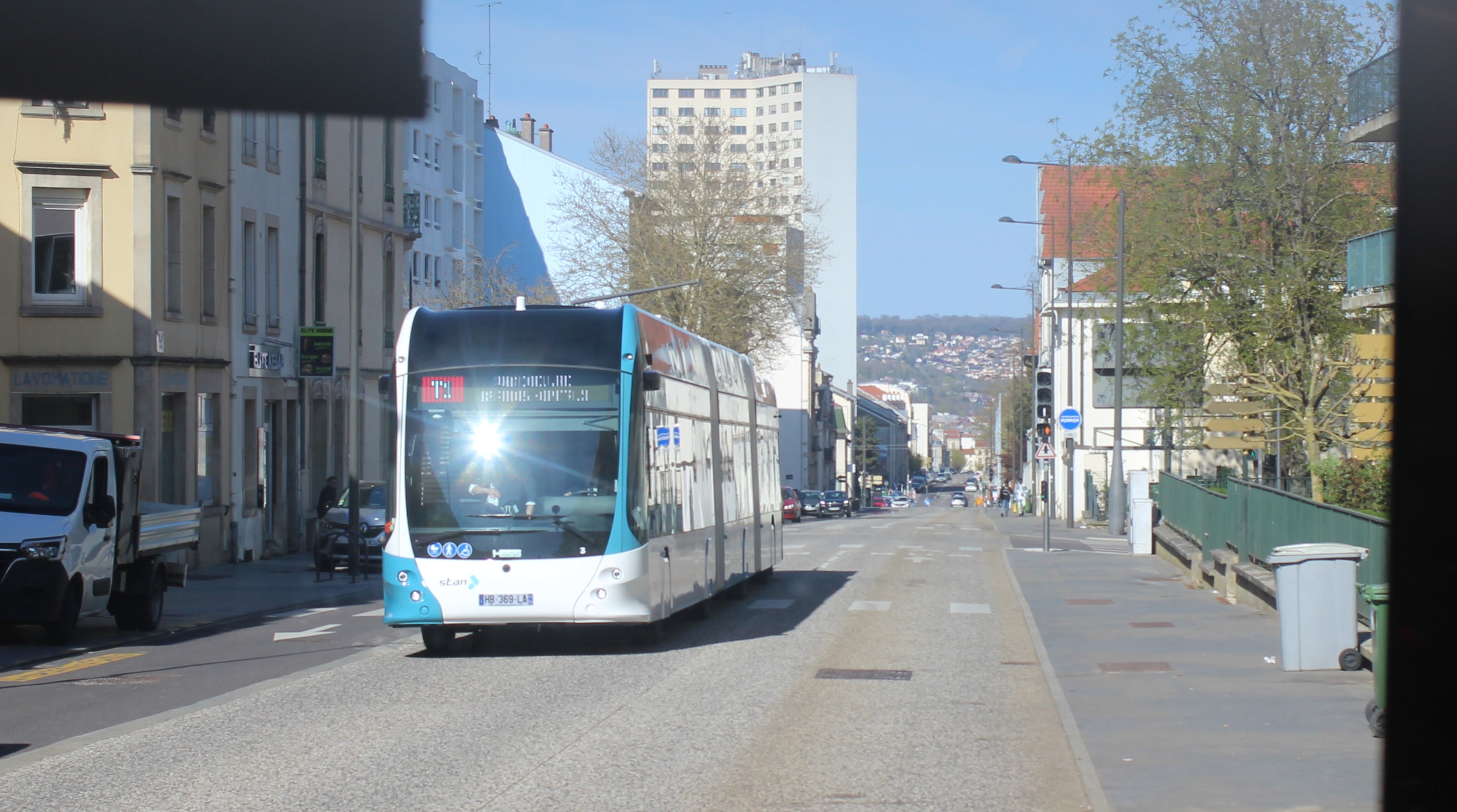 Wagen 3 auf der Av. du Général Leclerc, die nun auch oberleitungsfrei ist. Foto: J. Lehmann, 5.4.2025