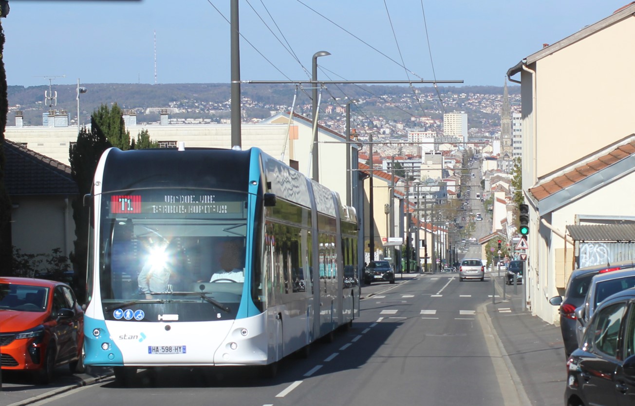 Als reine Trolleybusse sind die Doppelgelenkwagen in Nancy auf rund 3 km gerader Strecke unterwegs, sie werden aufgrund ihrer Spurführung als „Tram“ vermarktet. Eine Umrüstung auf Straßenbahnbetrieb ist für die nächsten Jahre nach 20-jähriger Betriebszeit des Systems vorgesehen.