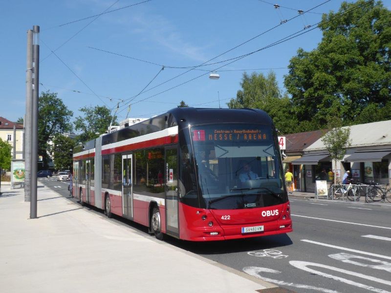Erst wenige Tage im Einsatz - der neueste Salzburger Obus 422 (Hess/ABB, 2021) auf der ältesten Salzburger Linie 1, die vor 81 Jahren im Quartier Riedenburg - bis 1940 die Endstation der einzigen Salzburger Straßenbahnlinie - eröffnet wurde. Foto: Gunter Mackinger