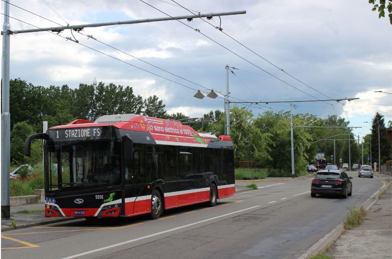 Ab Dezember 2021 erhielt die Trolleybuslinie 1 eine Verlängerung um etwa 1,5 km bis zum Wohngebiet Parma Mia, hier drahtet der Solaris Trollino 5056 an der Haltestelle Str. Farnese/v Galluppi ein, im Hintergrund pausiert der 5055 an der Endhaltestelle Strada Farnese Capolinea. Foto: J. Lehmann