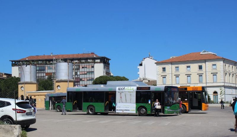Gemäß Vorschlag der TUA sollten "umweltfreundliche" Gasbusse die bereits seit 4 Jahren elektrifizierte Busspur als Expressbusse im Schülerverkehr vorab nutzen, hier der Solaris Urbino 12 CNG auf dem großflächigen Bahnhofsvorplatz vor dem alten Bahnhofsgebäude am 21.4.2018. Foto: J. Lehmann