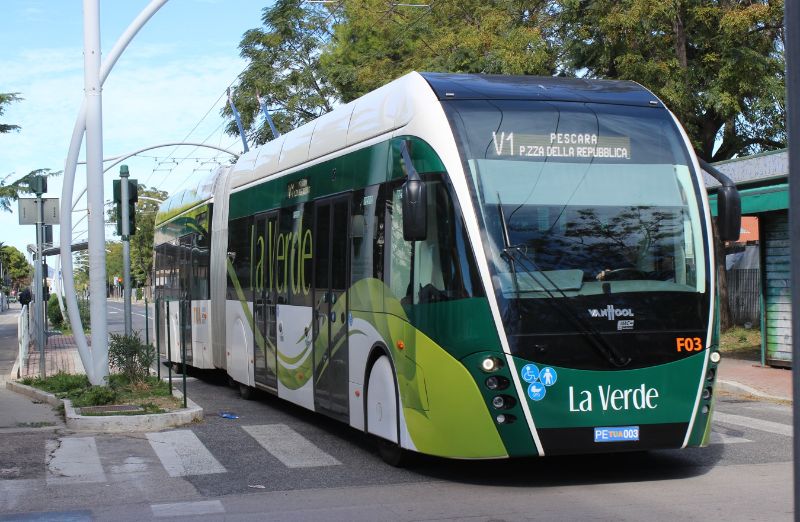 Nach jahrzehntelanger Planungs- und Bauzeit wurde der Betrieb in Pescara am 11.9.2025 aufgenommen, hier VanHool Nr. F03 am 8.10.2025. Foto: J. Lehmann
