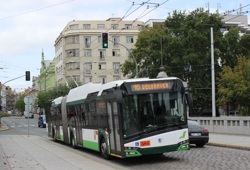 Acht Gelenkwagen sind aus dem 2018 abgeschlossenen Rahmenvertrag abgerufen worden, hier Wagen 584 auf der Linie 16 am 17.9.2020. Foto: J. Lehmann