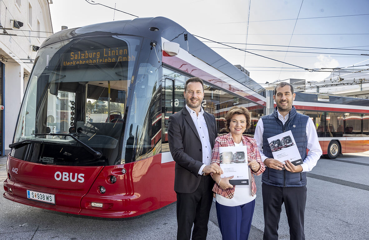 Vor dem Hess LighTram 442 präsentieren die Geschäftsführer:innen der Salzburg Linien Gerlinde Hagler und Reinhard Gassner sowie Obus-Betriebsleiter Christian Osterer (r.) den neuen Rahmenvertrag. Foto: Salzburg Linien/Kolarik