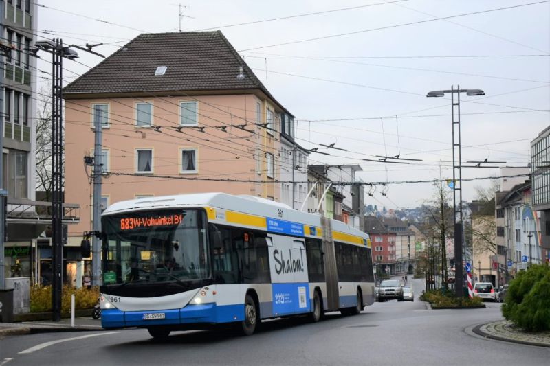 Neben Obus 956 trägt auch Obus 961, hier am 13.12.21 am Graf-Wilhelm-Platz (Foto: O. Schmidt) die Werbung "Shalom", siehe: