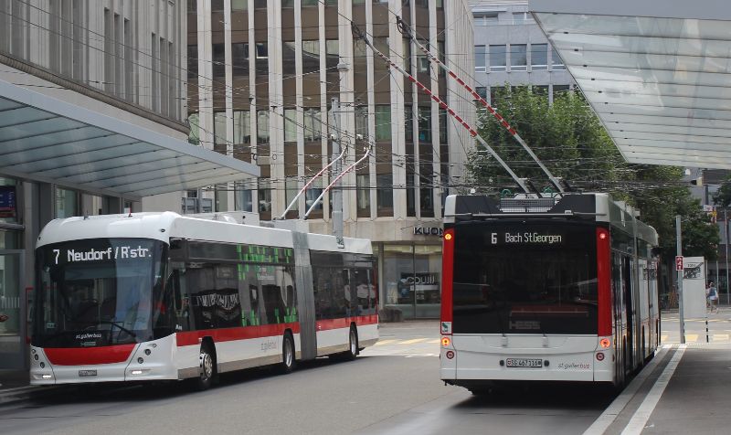 Auf den Linien 6 und 8 kommen die lighTram® 19DC zum Einsatz, hier Wagen 120 und 116 am 26.8.23. Foto: J. Lehmann