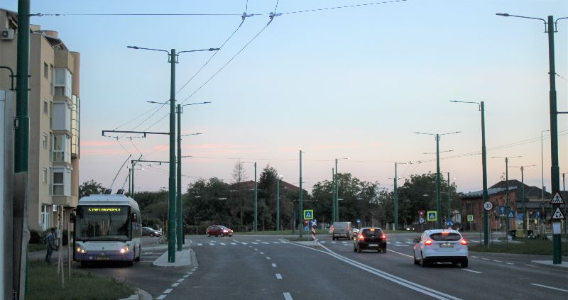 Die neue Fahrleitung im Kreisverkehr ermöglicht ein Wenden in allen Richtungen, aber auch die neuen Weichen nur langsam befahrbar, hier pausiert  Foto: J. Lehmann, 07.09.22
