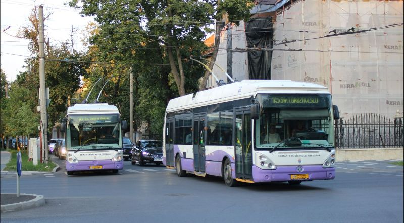Die Trolleybusse 02 und 46 als Linie 15 und 16 biegen aus der Bulevardul Mihai Eminescu ab und fahren auf unterschiedlichen Wegen zur neuen Endstation Bulevardul Sudului, die Fahrleitung befindet sich im schlechten Zustand und die Weichen können nur langsam befahren werden. Foto: J. Lehmann, 07.09.22