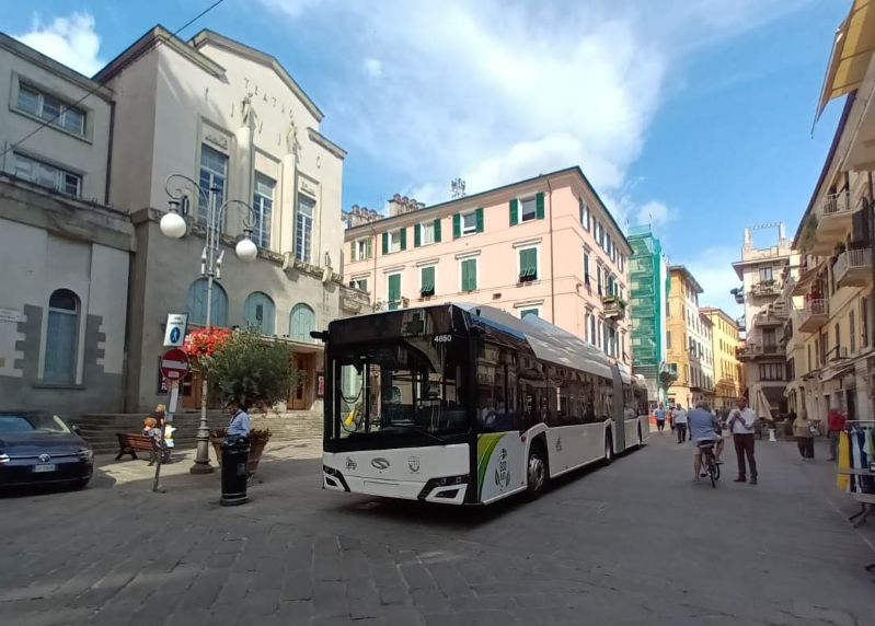 Der erste neue Gelenkwagen Trollino 18 von Solaris. Foto: www.atcesercizio.it